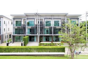 EP.437 รีวิว ทาวน์ อเวนิว เมิร์จ รัตนาธิเบศร์ Town Avenue Merge ทาวน์โฮมพร้อมอยู่ ใกล้รถไฟฟ้าสายสีม่วง เริ่ม 3.79 ล้านบาท