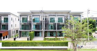 EP.437 รีวิว ทาวน์ อเวนิว เมิร์จ รัตนาธิเบศร์ Town Avenue Merge ทาวน์โฮมพร้อมอยู่ ใกล้รถไฟฟ้าสายสีม่วง เริ่ม 3.79 ล้านบาท