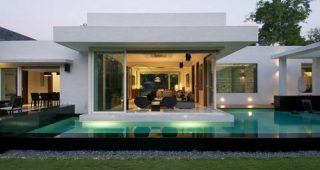 แบบบ้านชั้นเดียว สวยหรูราวกับวิลล่าพร้อมสระว่ายน้ำรอบบ้าน