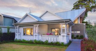 แบบบ้านชั้นเดียว ภายนอกคลาสสิก ภายในโมเดิร์นพร้อมสระว่ายน้ำส่วนตัว