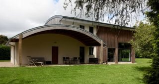 แบบบ้านชั้นครึ่ง บ้านหลังคาโค้ง Modern Country ที่สวยเท่