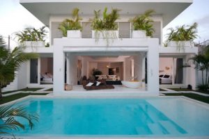 แบบบ้านสองชั้น สไตล์ Tropical รีสอร์ทสีขาวสะอาดตา