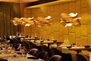 ตกแต่งร้านอาหาร เหลืองหรูๆ ร้านหรูในโทนอบอุ่น