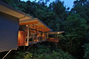 แบบบ้านสวย บ้านสไตล์โมเดิร์น โครงสร้างมหัศจรรย์เหมือนลอยอยู่กลางป่า