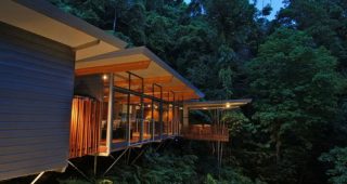 แบบบ้านสวย บ้านสไตล์โมเดิร์น โครงสร้างมหัศจรรย์เหมือนลอยอยู่กลางป่า