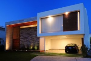 แบบบ้านสไตล์โมเดิร์น เมื่อความเรียบหรู มาพบกับผิวหินหยาบ ๆ กลายเป็นบ้านสวยหลังใหม่