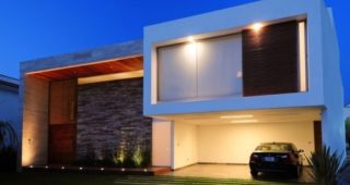 แบบบ้านสไตล์โมเดิร์น เมื่อความเรียบหรู มาพบกับผิวหินหยาบ ๆ กลายเป็นบ้านสวยหลังใหม่
