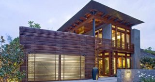 แบบบ้าน 2 ชั้น บ้านสไตล์ Tropical สวยทันสมัยผสมผสานปูนเปลือยและไม้งาม