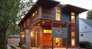 แบบบ้าน 2 ชั้น บ้านโมเดิร์นตกแต่งด้วยไม้สีขรึม แต่ทันสมัย