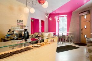 แบบตกแต่งร้านกาแฟ หวานอบอุ่น ชมพูสดใสในสวีเดน