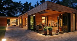 แบบบ้านชั้นเดียว บ้านทรงตัวยูโอบล้อมสนามหญ้า สวยหรูทันสมัยในสวีเดน