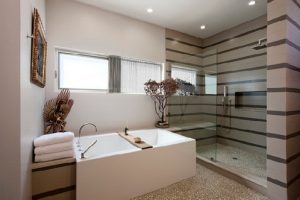 15 เทคนิคพรางตาให้ห้องน้ำกว้างขึ้นด้วยลายขวาง
