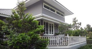แบบบ้านทรงไทยประยุกต์ แนวอังกฤษโบราณผสานวัฒนธรรมไทยๆ