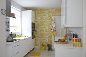 ห้องครัวเหลืองขาว ทันสมัย น่ารักแล้วยังปลอดโปร่งอีกด้วย