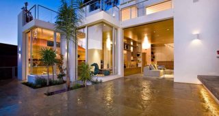 บ้านสไตล์ร่วมสมัยสีขาว ตกแต่งด้วยกระจก วิวทะเลกว้างไกล ใน La Jolla แคลิฟอร์เนีย