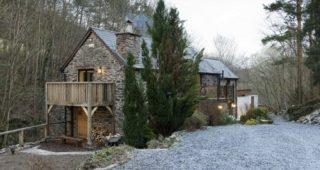 ปรับโฉมโรงสีเก่าให้กลายเป็นบ้านไม้ริมลำธารสไตล์ Comtemporary กลางป่า ใน North Wales