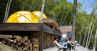 บ้านไม้ใจกลางป่า เด่นด้วยเต้นท์โดมสีเหลืองสดใส จาก Nakano ประเทศญี่ปุ่น