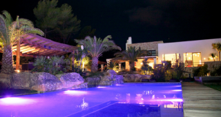 บ้านพักตากอากาศสวยสดใส ตกแต่งสไตล์ผสมผสาน บนเกาะ Ibiza ทะเล Mediteranean