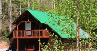 บ้านไม้หลังคาเขียวสดใส ริมลำธารและบึงใหญ่ จาก North Carolina