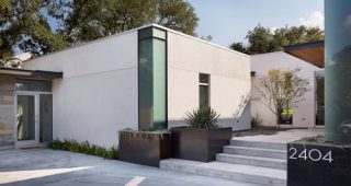 Vance Lane Residence บ้านเดี่ยวสีเทาอ่อน ตกแต่งสไตล์ย้อนยุค