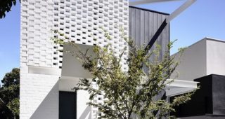 บ้านสีขาวสำหรับชาวเมือง เด่นด้วยผนังอิฐบล็อกหน้าบ้าน จาก Melbourne