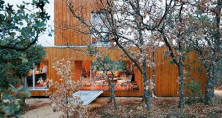 บ้านไม้สีอ่อนตา ตกแต่งด้วยเฟอร์นิเจอร์หลายสไตล์ Eclectic interior