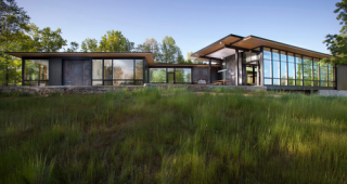 บ้านเชิงเขาสไตล์ Contemporary สีดำ จาก North Carolina