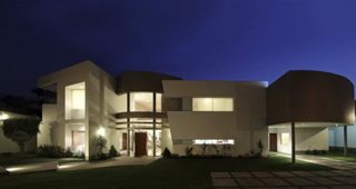 The Lawyer House บ้านสไตล์โมเดิร์นสีขาว พร้อมสระว่ายน้ำจากประเทศเปรู