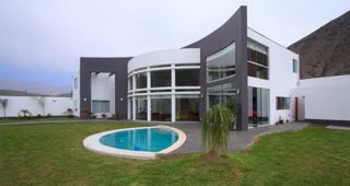 Casa Convexa บ้านเดี่ยวสีขาวผนังโค้ง อบอุ่นและเรียบเท่ในเวลาเดียวกัน