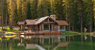 บ้านไม้สไตล์ดิบ ๆ แบบคาวบอย พร้อมน้ำตกหลังบ้าน ใกล้อุทยานแห่งชาติ Yellow Stone ใน Montana