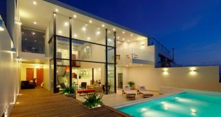 Casa Cristal บ้านผนังกระจกสไตล์โมเดิร์นริมทะเล จากเมือง Lima