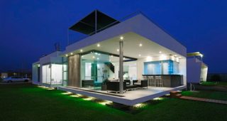 Casa V2 บ้านสีขาวมีชั้นใต้ดินและดาดฟ้า บรรยากาศปลอดโปร่ง