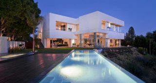 Nightingale Drive House บ้านสีขาวหรูประทับใจจาก California