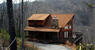 Lady Bug Lodge บ้านไม้บนหน้าผาจากระดับ 2,100 ฟิตจากพื้นดิน