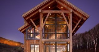 Reed Residence บ้านไม้เล่นระดับตกแต่งด้วยกระจก กลางหุบเขาใน Colorado