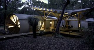 บ้านตากอากาศ เท่ล้ำยุคด้วยหน้าต่างแบบใบพัด ในป่าร่มรื่น Queensland coast