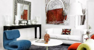 บ้านสีขาวกับเฟอร์นิเจอร์สีสดใสยุคเรโทร จาก Madrid ประเทศสเปน