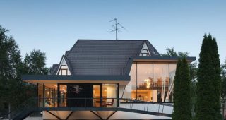 บ้านสไตล์โมเดิร์น-ยูโรเปียน พร้อมห้องใต้หลังคาและผนังกระจกสวยแปลกตา จากมอสโคว์