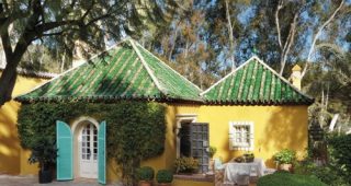 Cottage สีเหลืองสุดน่ารัก เหมือนในเทพนิยาย