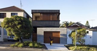 บ้านสวยหรูเป็นส่วนตัว ด้วยผนังไม้ระแนงเลื่อนได้ จากซิดนีย์