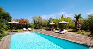 บ้านสไตล์คันทรี่ สวยสุดเสน่หา มีซุ้มไม้เลื้อยร่มรื่นเย็นตา ใน Mallorca ประเทศสเปน