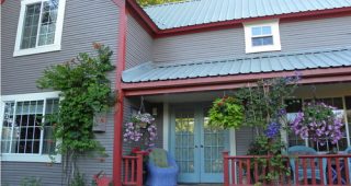 บ้านสไตล์คันทรี่แสนสวย งดงามตั้งแต่เฉลียงหน้าบ้าน ใน Oregon