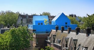 ไอเดียต่อเติมบ้านเก๋ ๆ บ้านสีฟ้าบนหลังคาจาก Rotterdam