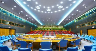 “Corridors of Power” รวมภาพถ่ายห้องประชุมองค์การระดับโลก โดดเด่นชวนตะลึง
