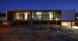 Casa do Pego บ้านชั้นเดียวยกพื้นสูงสไตล์ลอฟท์ รับลมทะเลใกล้ชายหาด