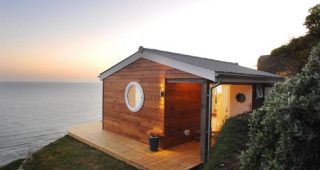 กระท่อมสุดโรแมนติก สไตล์โมเดิร์น ริมหน้าผาและทะเลจาก Cornwall