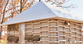 บ้านชั้นเดียว Eco-Friendly ใช้หญ้าแห้งช่วยในการรักษาอุณหภูมิภายในบ้าน