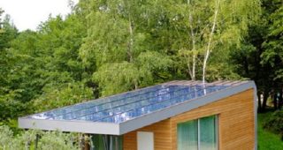 บ้านชั้นเดียวรักษ์ธรรมชาติ ดีไซน์ทันสมัยมาพร้อม Solar Panel บนหลังคา