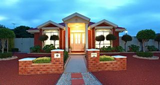 บ้านชั้นเดียวสไตล์ Palladian สวยด้วยสีแดงขาวโดดเด่น ภายในสุดหรู