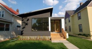 บ้านชั้นเดียวโครงสร้าง pre fab สไตล์คอนเทมโพรารี่ สำหรับคนเมือง